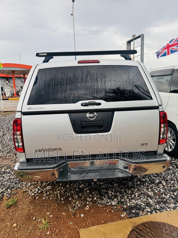 Nissan Navara 2012 Silver