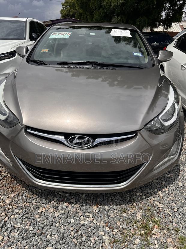 Hyundai Elantra Limited Sedan FWD (1.8L 4cyl 6A) 2016 Gold