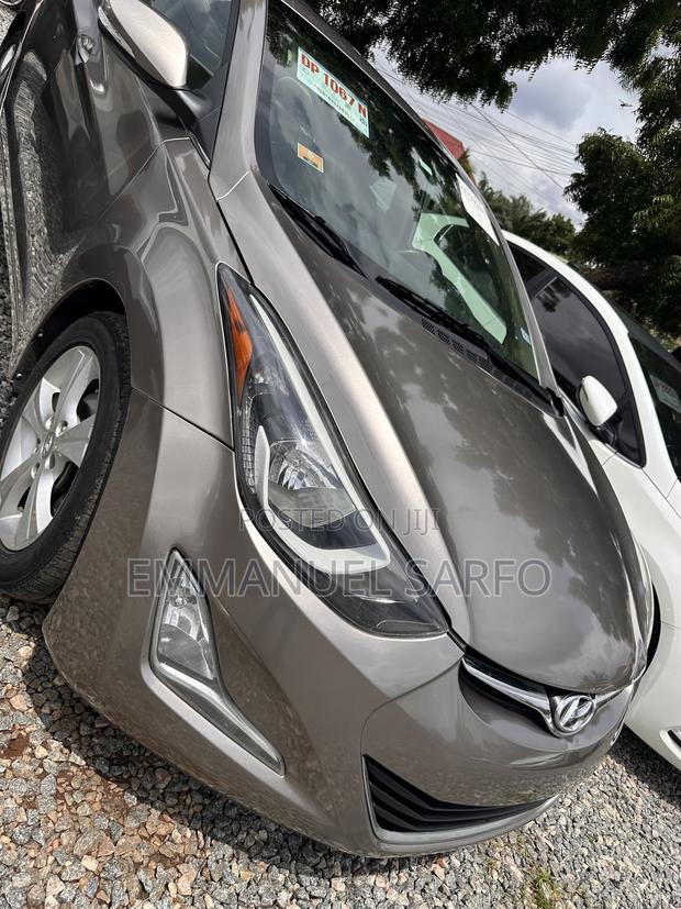 Hyundai Elantra Limited Sedan FWD (1.8L 4cyl 6A) 2016 Gold
