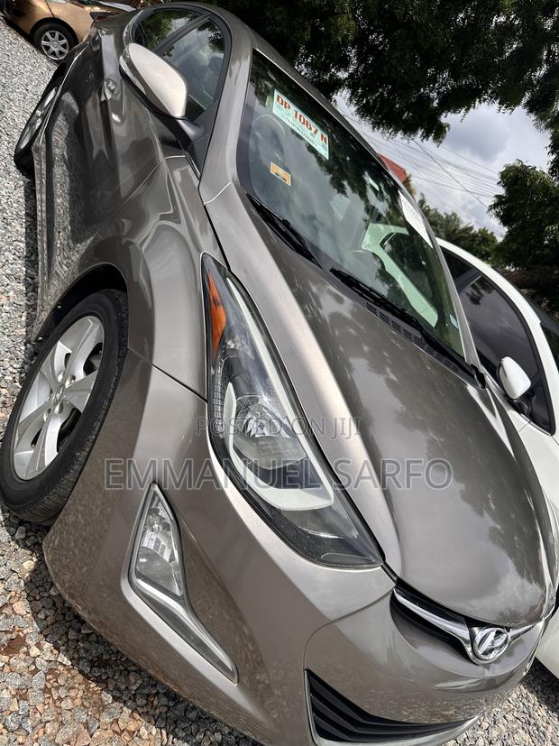 Hyundai Elantra Limited Sedan FWD (1.8L 4cyl 6A) 2016 Gold