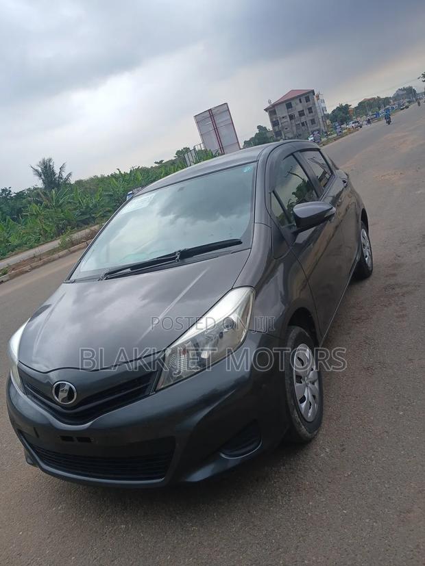 Toyota Vitz 1.3 AWD 5dr 2013 Gray
