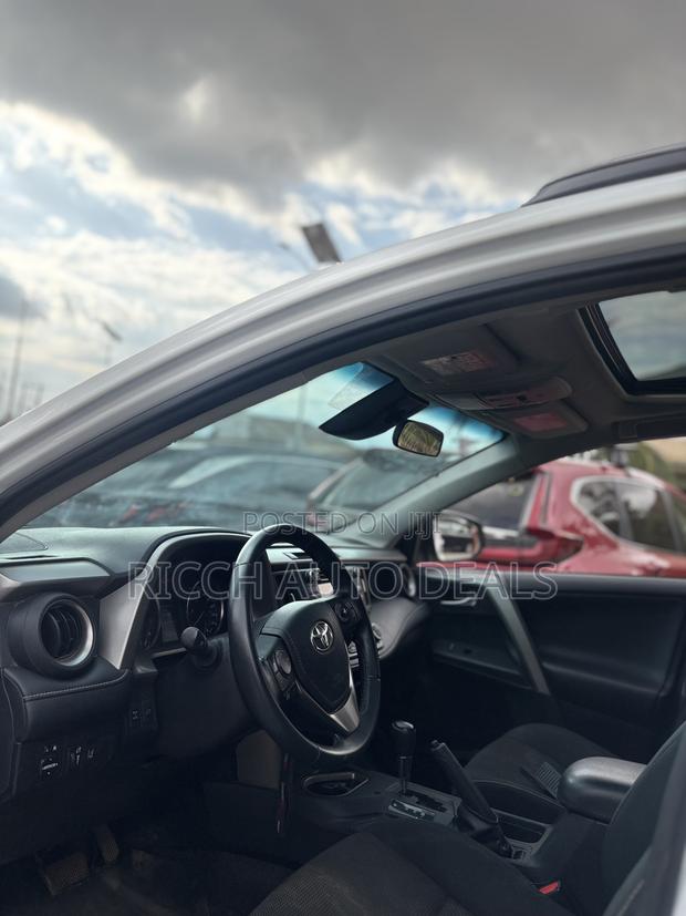 Toyota RAV4 XLE AWD (2.5L 4cyl 6A) 2017 White