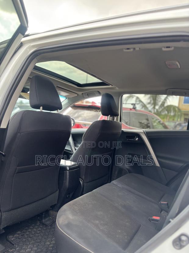 Toyota RAV4 XLE AWD (2.5L 4cyl 6A) 2017 White