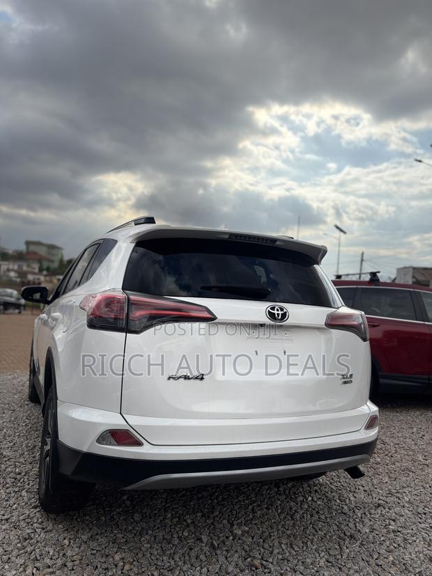 Toyota RAV4 XLE AWD (2.5L 4cyl 6A) 2017 White