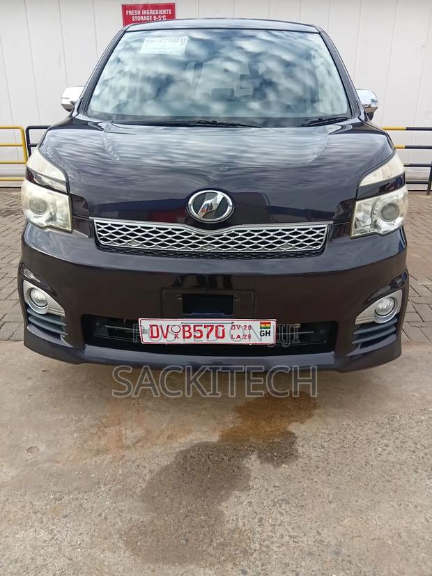 Toyota Voxy 2012