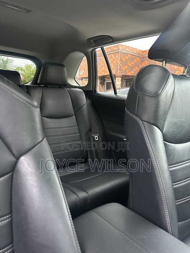Toyota RAV4 XLE Premium 2022 Blue