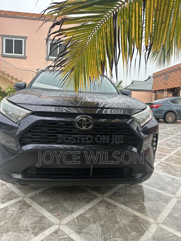 Toyota RAV4 XLE Premium 2022 Blue