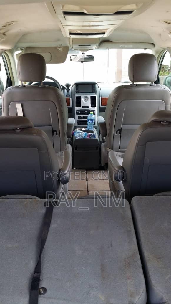 Chrysler Town & Country 2010 Silver