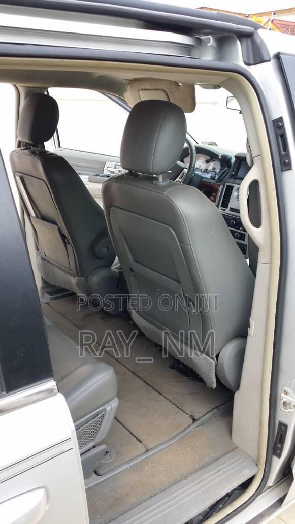 Chrysler Town & Country 2010 Silver