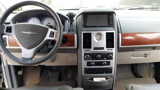 Chrysler Town & Country 2010 Silver