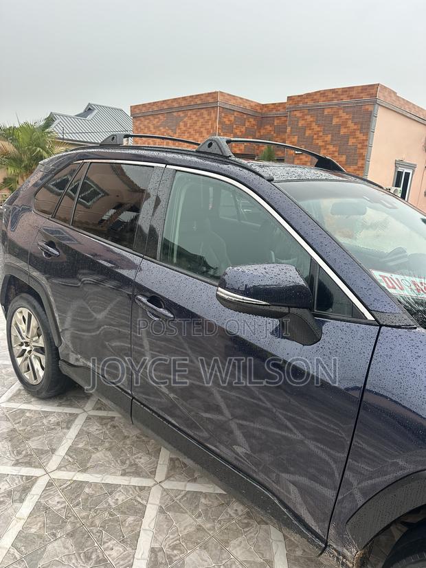 Toyota RAV4 XLE Premium 2022 Blue