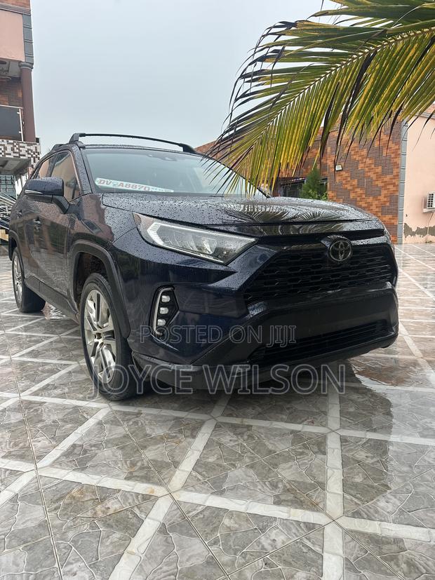 Toyota RAV4 XLE Premium 2022 Blue