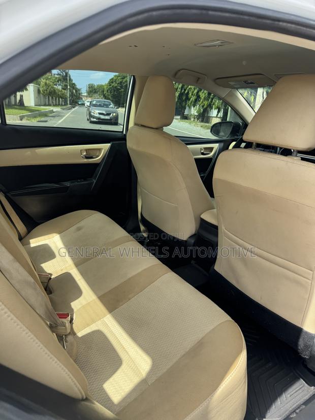 Toyota Corolla LE 4dr Sedan (1.8L 4cyl CVT) 2017 White