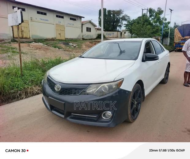 Toyota Camry SE 4dr Sedan (2.5L 4cyl 6A) 2013 White