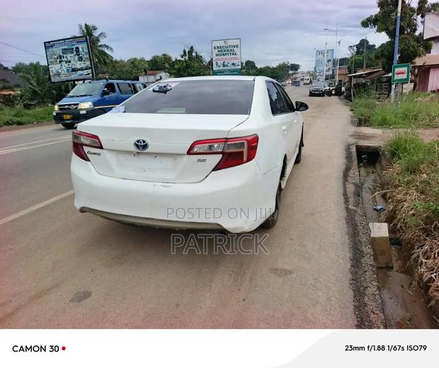 Toyota Camry SE 4dr Sedan (2.5L 4cyl 6A) 2013 White