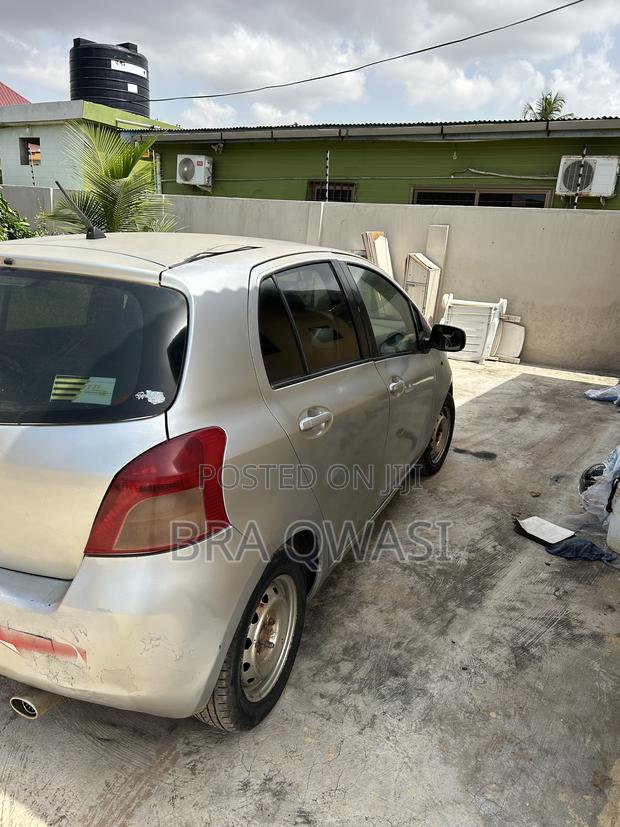 Toyota Vitz 1.5 FWD 5dr 2010 Silver