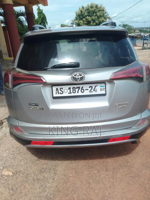Toyota RAV4 Limited 4dr SUV (2.5L 4cyl 6A) 2018 Silver