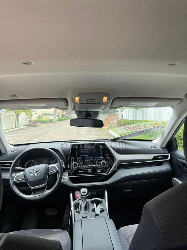 Toyota Highlander 2022 Silver