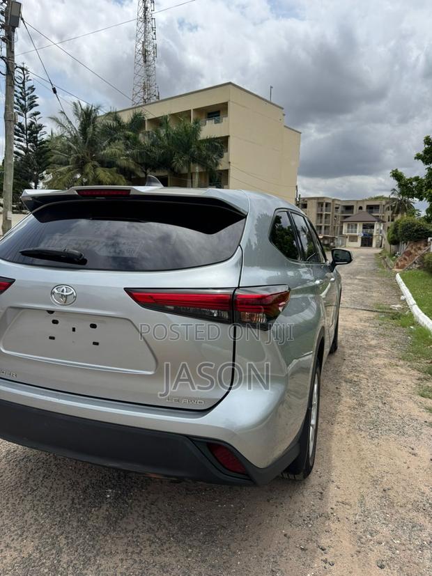 Toyota Highlander 2022 Silver
