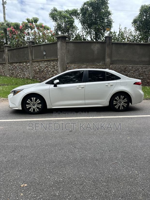 Toyota Corolla LE 2021 White