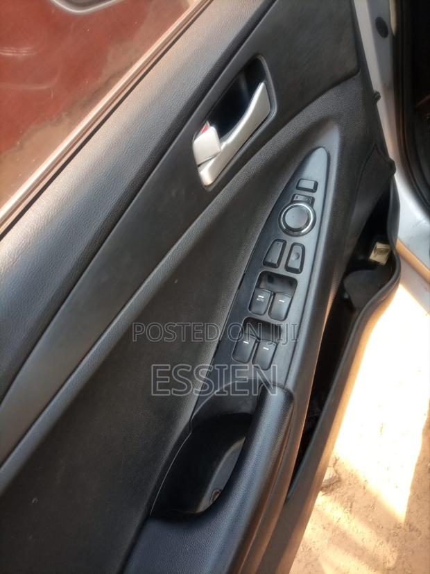 Hyundai Sonata Limited 2.0T Sedan (2.0L 4cyl 6A) 2011 Gray
