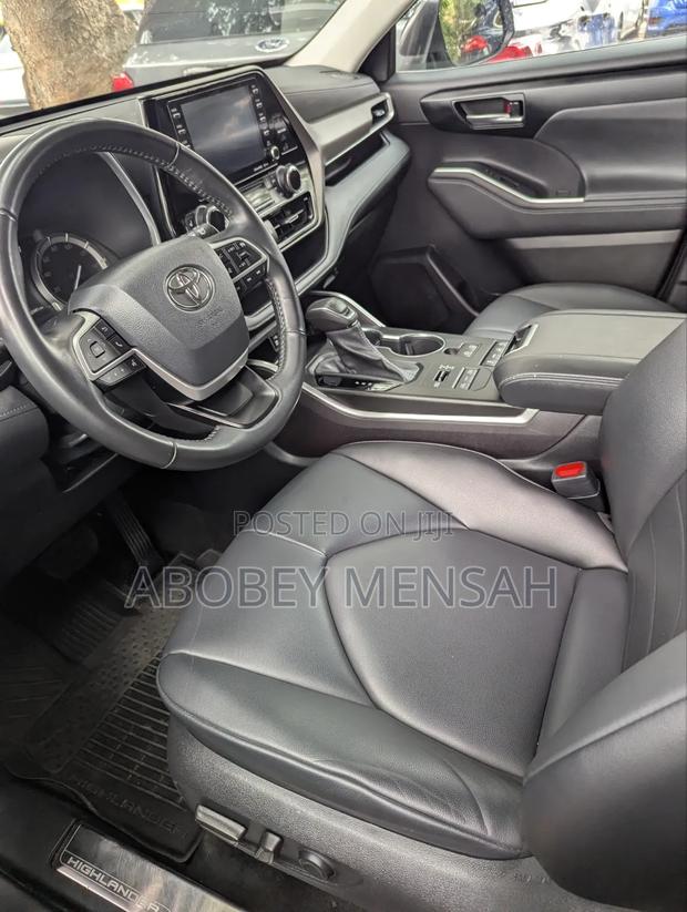 Toyota Highlander XLE 2022 Gray
