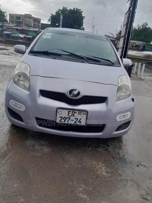 Toyota Vitz 2010 Silver