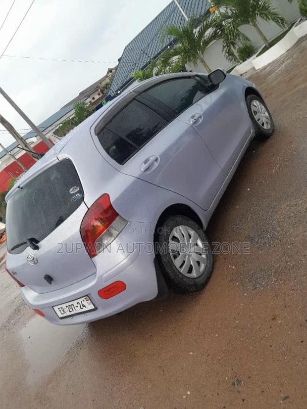Toyota Vitz 2010 Silver