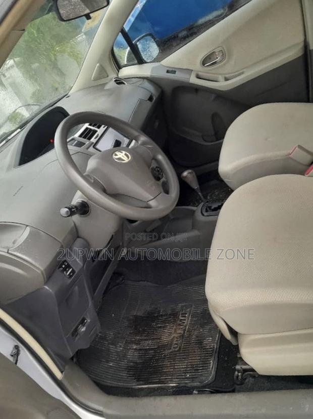 Toyota Vitz 2010 Silver