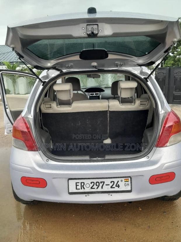 Toyota Vitz 2010 Silver
