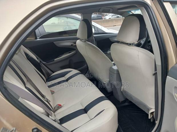 Toyota Corolla Base 4dr Sedan (1.8L 4cyl 5M) 2010 Gold