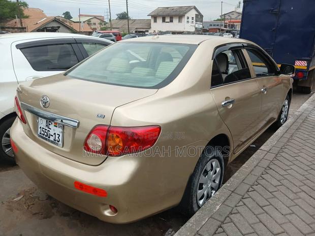 Toyota Corolla Base 4dr Sedan (1.8L 4cyl 5M) 2010 Gold