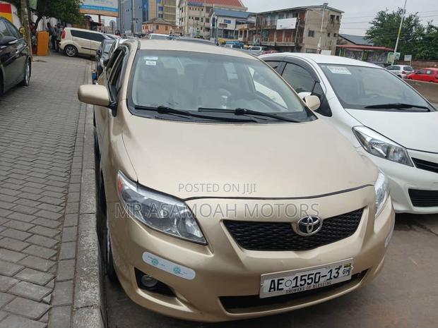 Toyota Corolla Base 4dr Sedan (1.8L 4cyl 5M) 2010 Gold