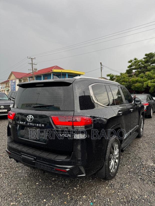 Toyota Land Cruiser LC300 2025 Black