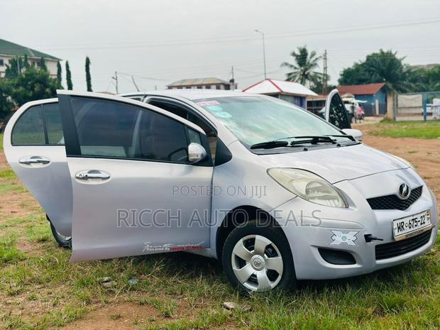 Toyota Vitz 1.3 FWD 5dr 2010 Silver
