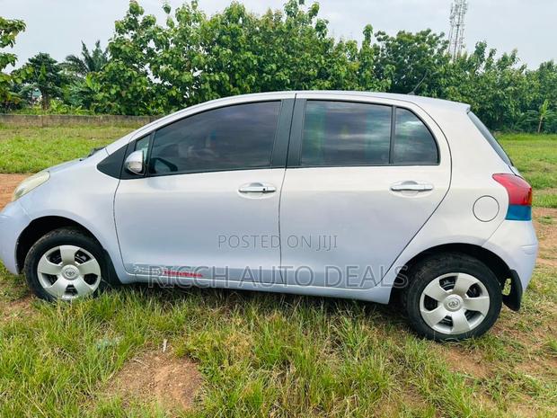 Toyota Vitz 1.3 FWD 5dr 2010 Silver