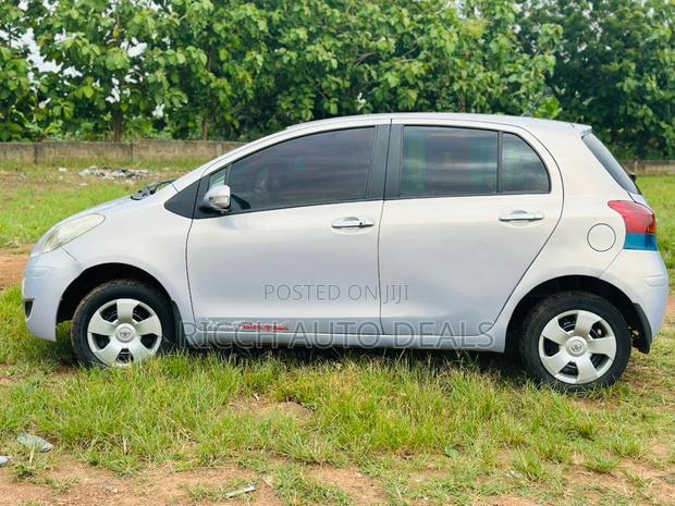Toyota Vitz 1.3 FWD 5dr 2010 Silver