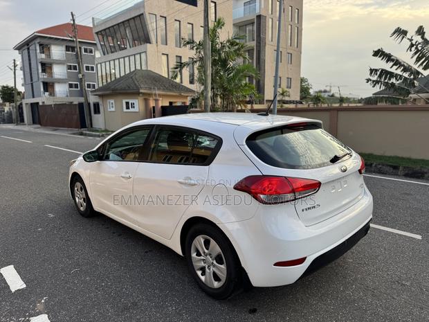 Kia Forte EX Hatchback 2017 White