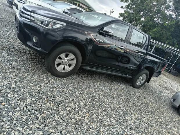 Toyota Hilux Revo Double Cab Petrol 2.7 AWD 2016 Black