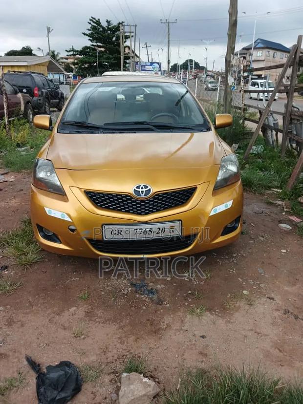 Toyota Yaris Base Sedan 4dr 2010 Yellow