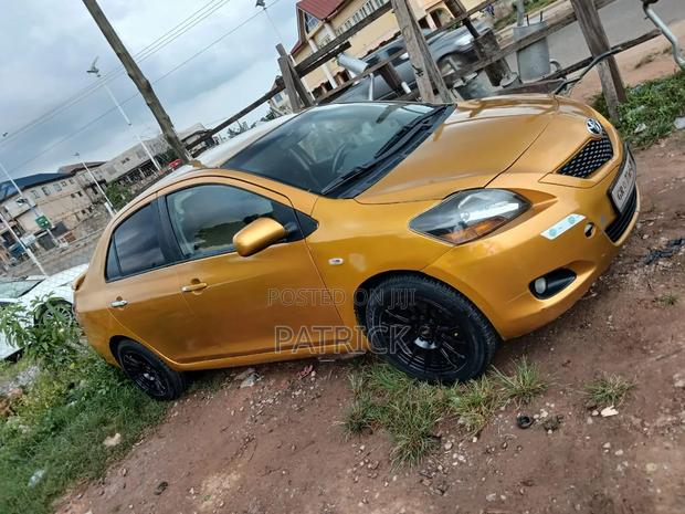 Toyota Yaris Base Sedan 4dr 2010 Yellow