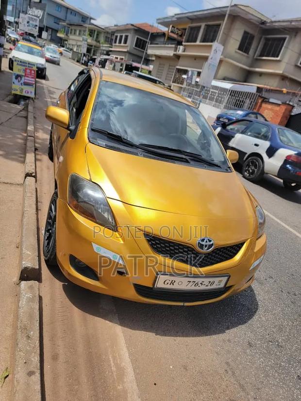 Toyota Yaris Base Sedan 4dr 2010 Yellow