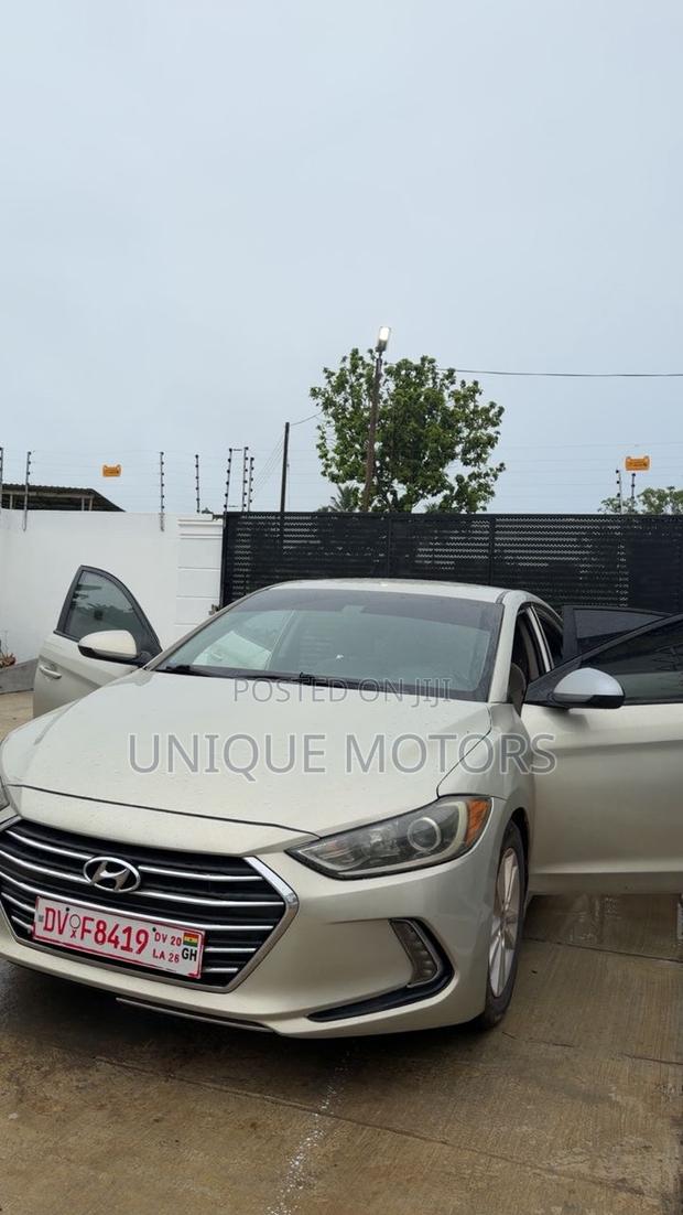 Hyundai Elantra SE Sedan FWD (2.0L 4cyl 6M) 2017 Gold
