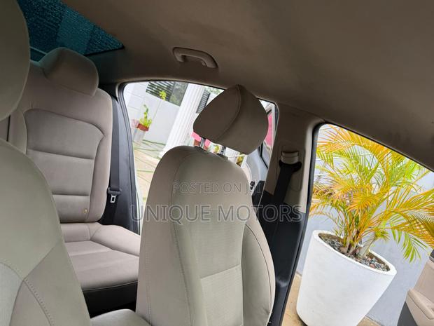 Hyundai Elantra SE Sedan FWD (2.0L 4cyl 6M) 2017 Gold