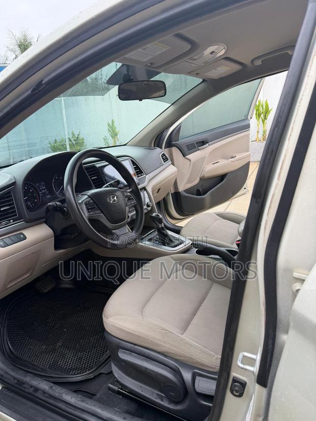 Hyundai Elantra SE Sedan FWD (2.0L 4cyl 6M) 2017 Gold
