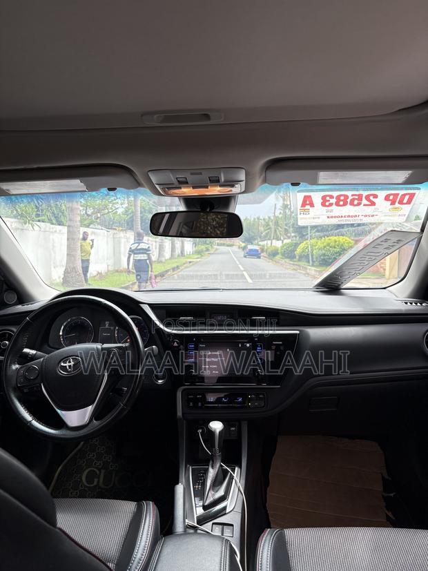Toyota Corolla SE Special Edition 4dr Sedan (1.8L 4cyl CVT) 2017 Silver