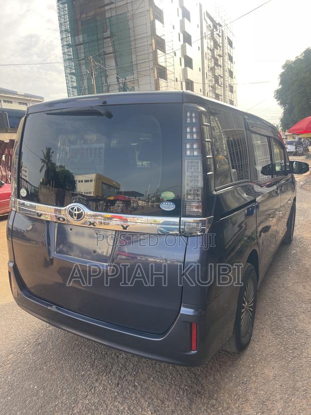 Toyota Voxy 2015 Purple