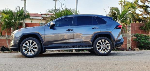 Toyota RAV4 XLE Premium 2025 Gray