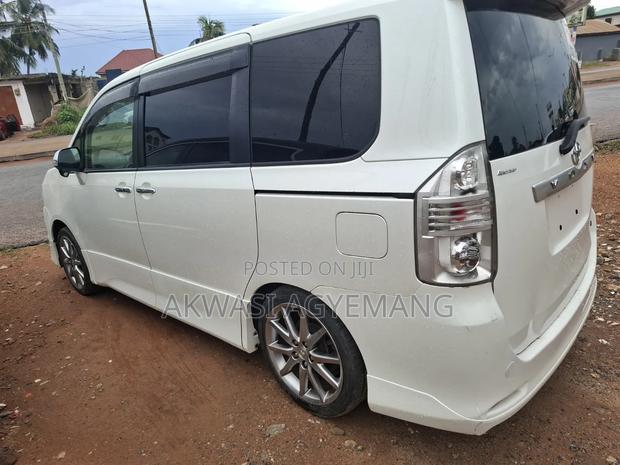 Toyota Voxy 2012 White