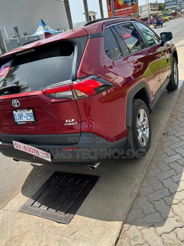 Toyota RAV4 XLE 2022 Red